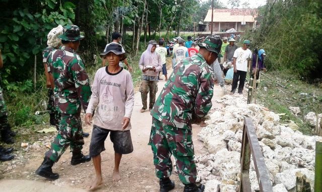 Personil Koramil 13/ Kunduran Bersama Warga Gelar Kerjabakti